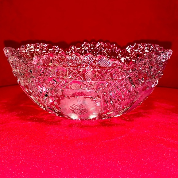 Poppy Flower Crystal Bowl Goes beyond the dining table standard. - Picture 3 of 16